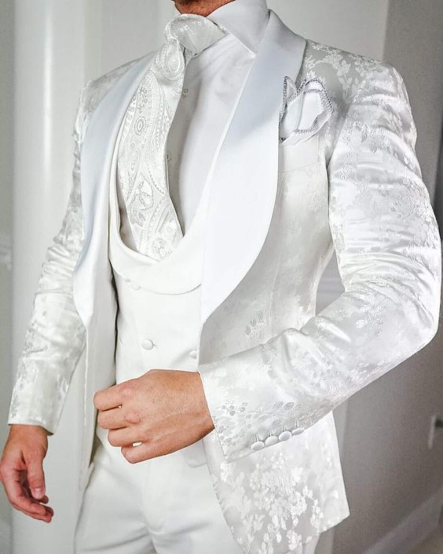 Menista Elegant White Jacquard Three-Piece Tuxedo Suit for Men