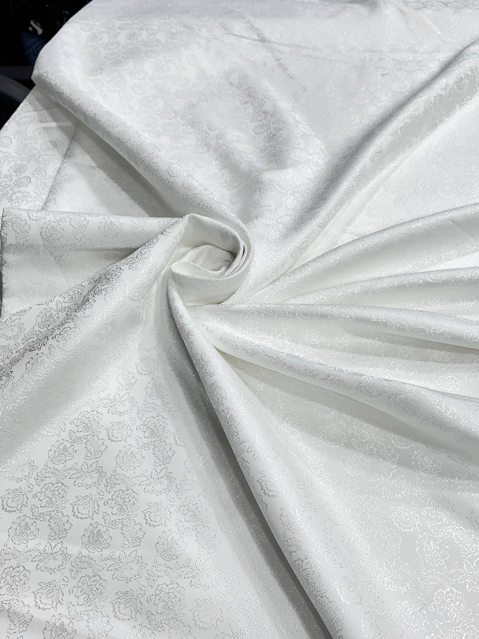 Menista Elegant White Jacquard Three-Piece Tuxedo Suit for Men
