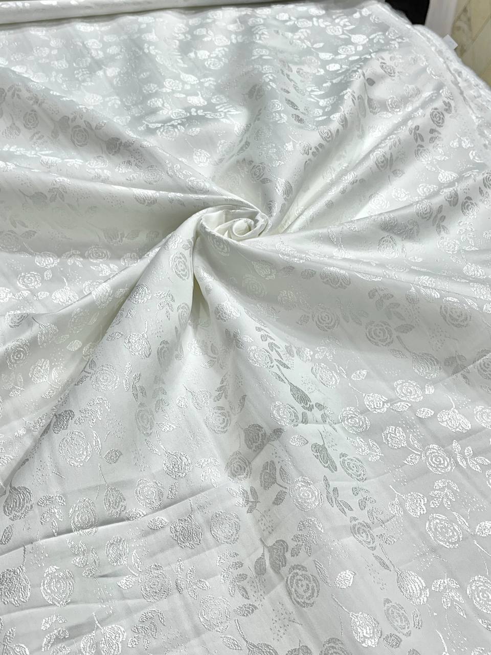 Menista Elegant White Jacquard Three-Piece Tuxedo Suit for Men